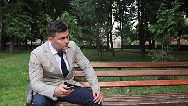 Парень ждет опаздывающую на свидание девушку