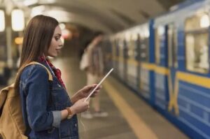 Красивая девушка ожидает поезд в метро
